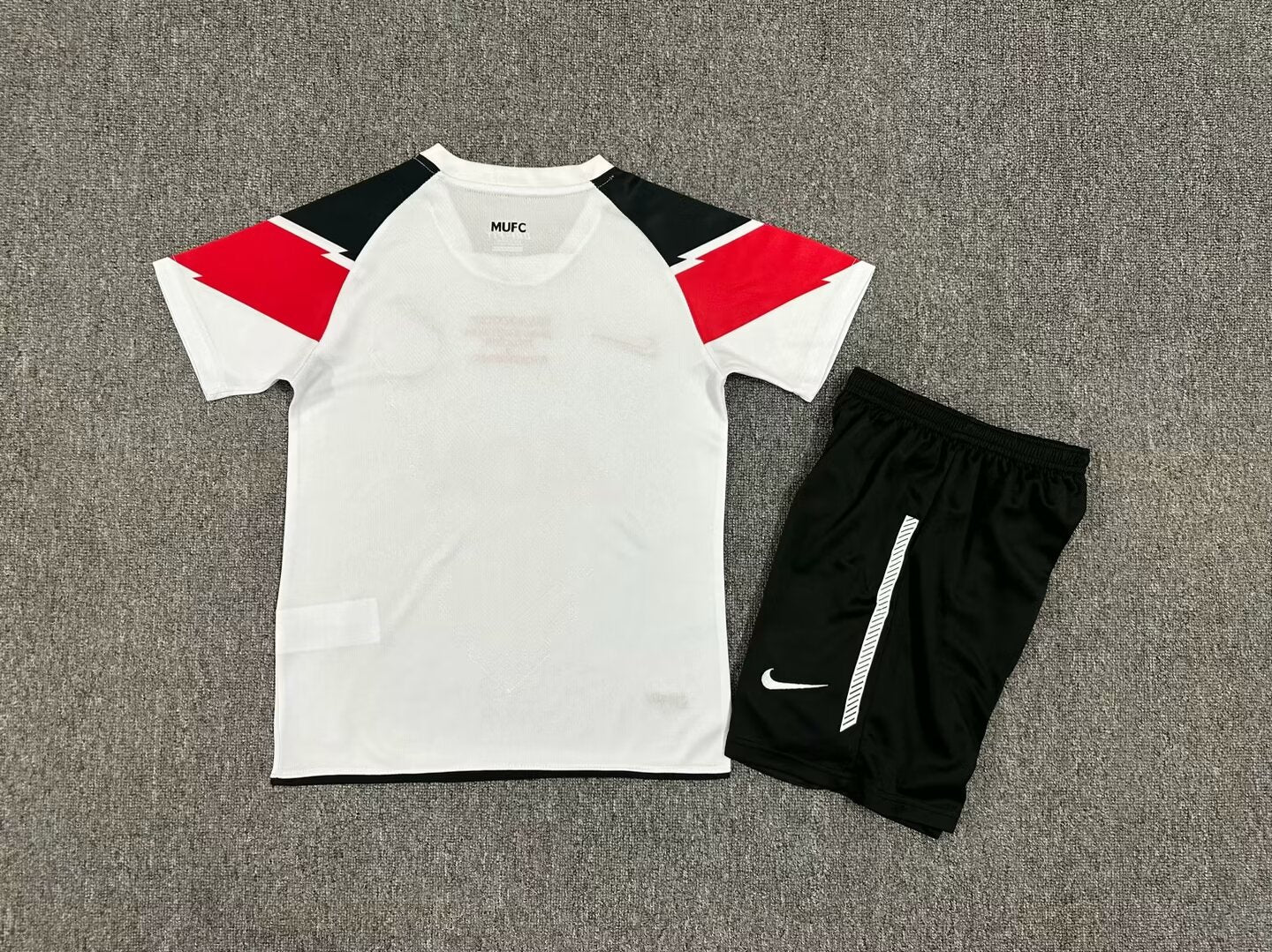Manchester United 2010/11 Away Kids
